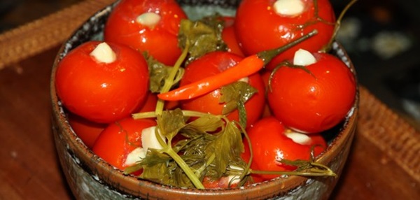 Tomates fraîchement salées dans un sac et une casserole