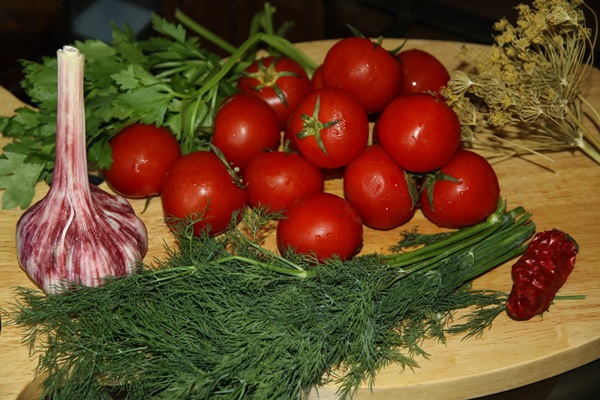 Tomates fraîchement salées dans un sac et une casserole
