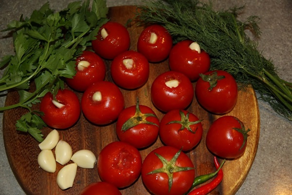 Tomates fraîchement salées dans un sac et une casserole
