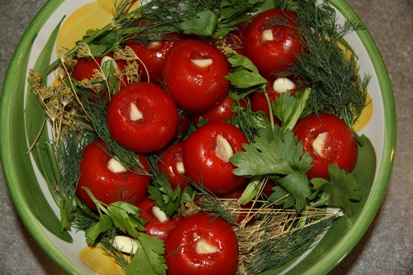 Tomates fraîchement salées dans un sac et une casserole