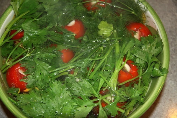 Tomates fraîchement salées dans un sac et une casserole
