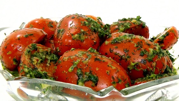 Tomates fraîchement salées dans un sac et une casserole