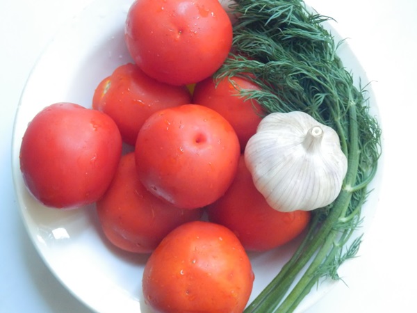 Tomates fraîchement salées dans un sac et une casserole
