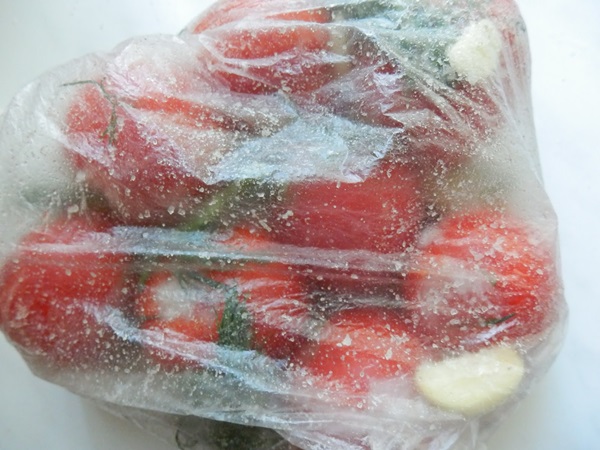 Tomates fraîchement salées dans un sac et une casserole