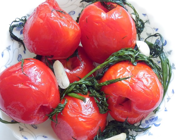 Tomates fraîchement salées dans un sac et une casserole