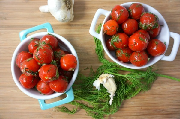 Tomates fraîchement salées dans un sac et une casserole