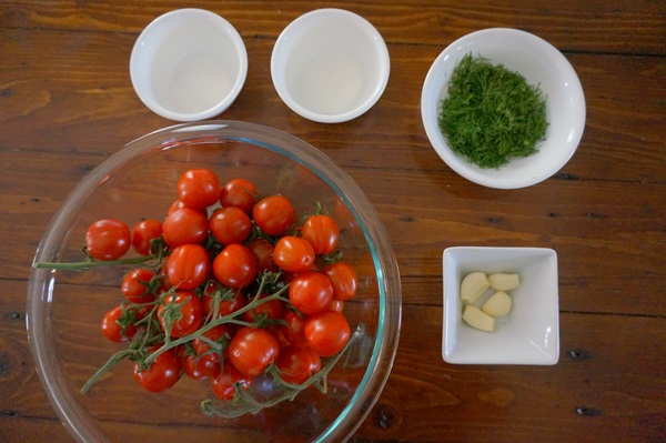 Tomates fraîchement salées dans un sac et une casserole