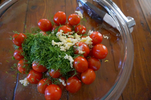 Tomates fraîchement salées dans un sac et une casserole