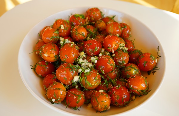 Tomates fraîchement salées dans un sac et une casserole
