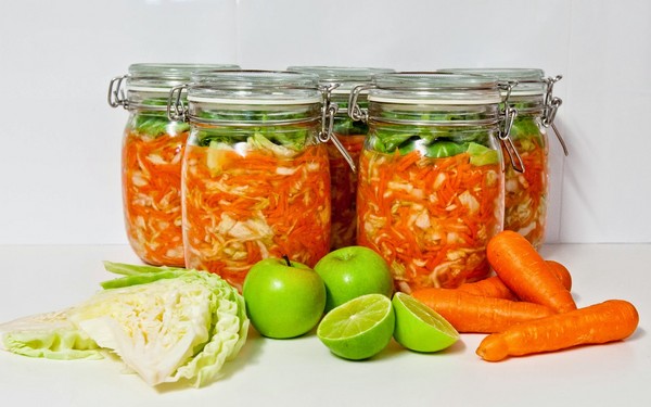 Chou mariné pour l'hiver - croustillant, en saumure, savoureux, avec de l'aspirine, en canettes, sans stérilisation, sous des couvertures de fer