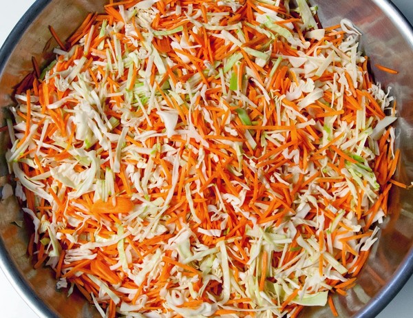 Chou mariné pour l'hiver - croustillant, en saumure, savoureux, avec de l'aspirine, en canettes, sans stérilisation, sous des couvertures de fer