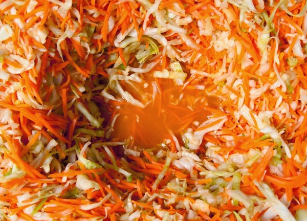 Chou mariné pour l'hiver - croustillant, en saumure, savoureux, avec de l'aspirine, en canettes, sans stérilisation, sous des couvertures de fer