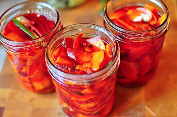 Carottes pour l'hiver en canettes - en coréen, lecho, salade, vinaigrette - recettes très savoureuses avec des oignons, des betteraves, du poivre. Comment garder les carottes pour l'hiver à la maison