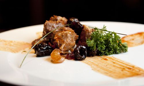 viande à la sauce aigre-douce, recette simple et délicieuse d'agneau aux pruneaux et aux amandes à la sauce aigre-douce