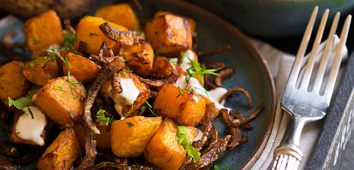 Une recette insolite: une délicieuse salade à la citrouille et aux oignons en friture