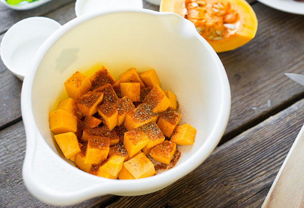 Une recette insolite: une délicieuse salade à la citrouille et aux oignons en friture