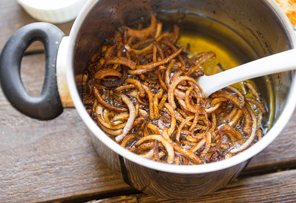 Une recette insolite: une délicieuse salade à la citrouille et aux oignons en friture