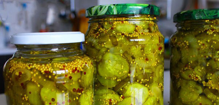 Concombres à la moutarde pour l'hiver sans stérilisation et avec elle, façon chaude et froide. Salade de concombres trop mûrs à la moutarde