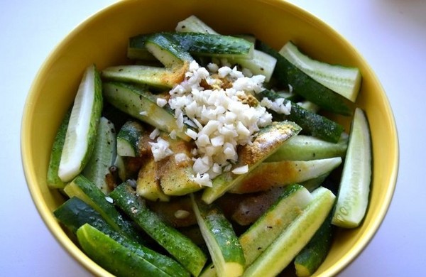 Concombres à la moutarde pour l'hiver sans stérilisation et avec elle, façon chaude et froide. Salade de concombres trop mûrs à la moutarde