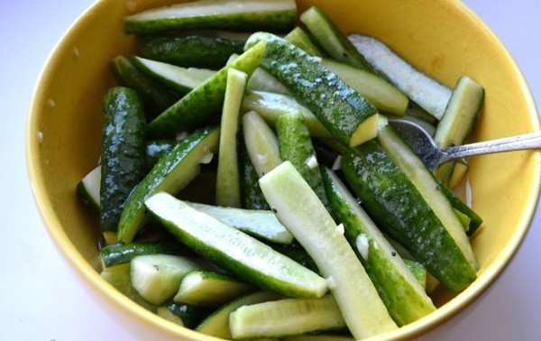 Concombres à la moutarde pour l'hiver sans stérilisation et avec elle, façon chaude et froide. Salade de concombres trop mûrs à la moutarde