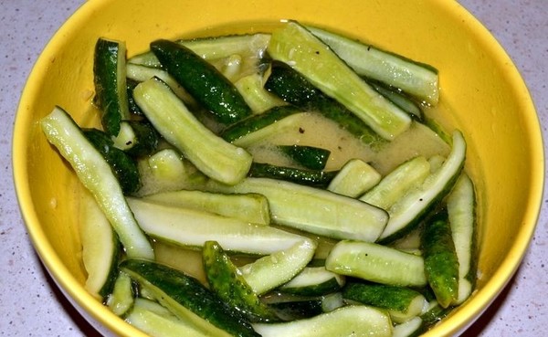Concombres à la moutarde pour l'hiver sans stérilisation et avec elle, façon chaude et froide. Salade de concombres trop mûrs à la moutarde