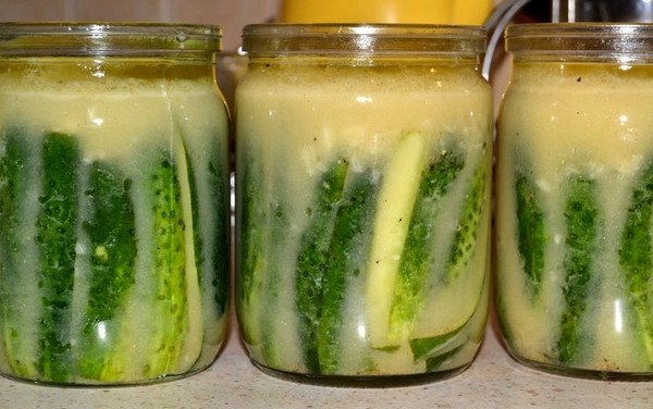 Concombres à la moutarde pour l'hiver sans stérilisation et avec elle, façon chaude et froide. Salade de concombres trop mûrs à la moutarde