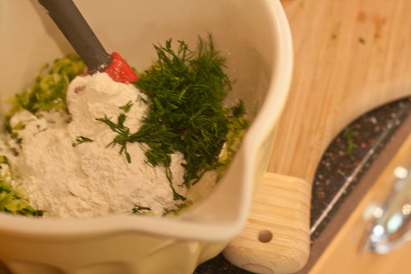 Délicieuses crêpes de courgettes sur des recettes rapides