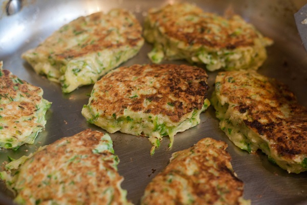 Délicieuses crêpes de courgettes sur des recettes rapides