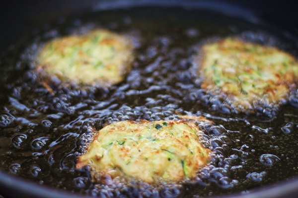 Délicieuses crêpes de courgettes sur des recettes rapides