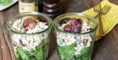 Poulet aux raisins dans un verre 