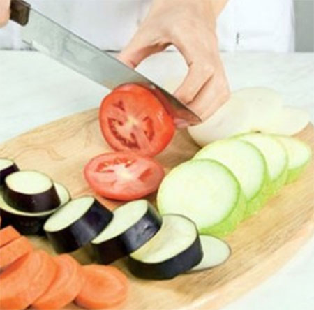 Couper les oignons en demi-rondelles Couper les oignons en demi-rondelles