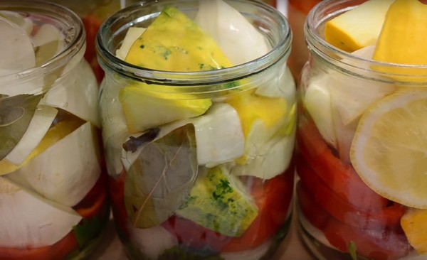 Patissons pour l'hiver, délicieuses recettes de blancs "Fingers lick" en pots - marinés, salés, sans stérilisation