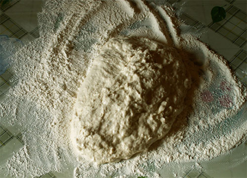 Mettez la pâte sur la table Mettez la pâte sur la table