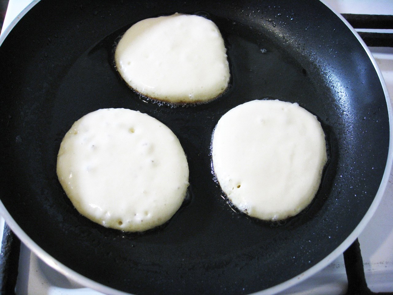 crêpes dans une poêle à frire
