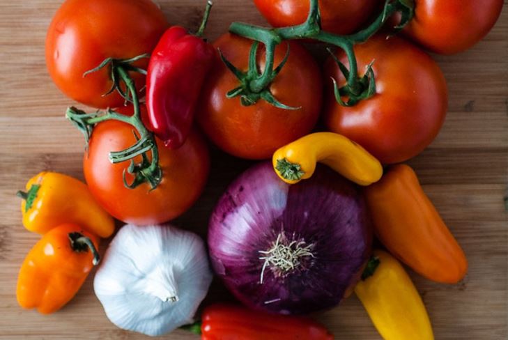 Tomates quartiers pour l'hiver avec des oignons - blancs de prescription photo