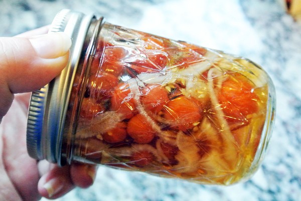 Tomates à l'ail pour l'hiver, recettes. La récolte des tomates à l'ail pour l'hiver: une recette pour une cuisson rapide, sans stérilisation, salée sans baignade