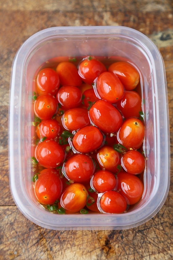 Tomates à l'ail pour l'hiver, recettes. La récolte des tomates à l'ail pour l'hiver: une recette pour une cuisson rapide, sans stérilisation, salée sans baignade