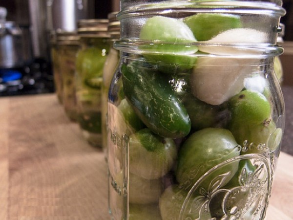 Tomates à l'ail pour l'hiver, recettes. La récolte des tomates à l'ail pour l'hiver: une recette pour une cuisson rapide, sans stérilisation, salée sans baignade