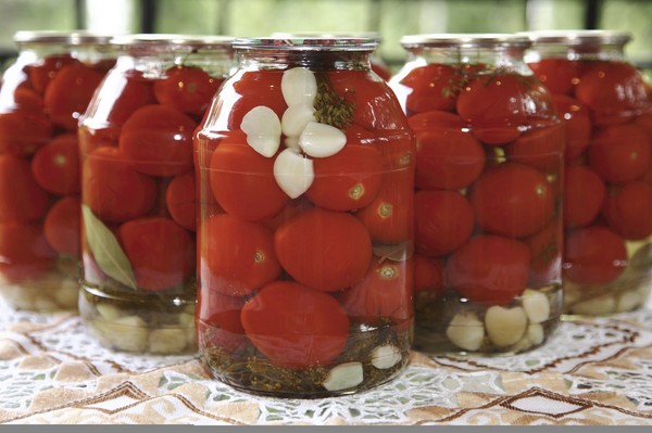 Tomates à l'ail pour l'hiver, recettes. La récolte des tomates à l'ail pour l'hiver: une recette pour une cuisson rapide, sans stérilisation, salée sans baignade