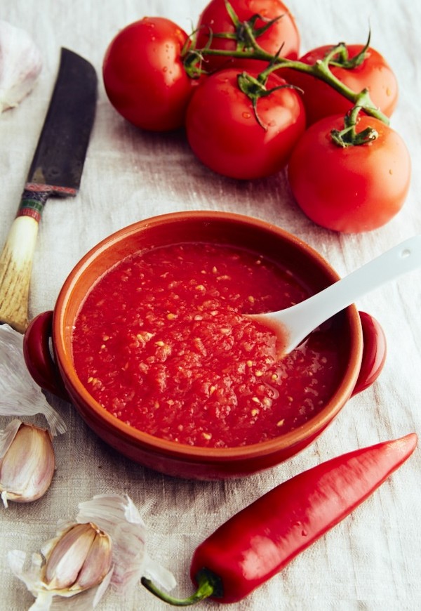 Tomates à l'ail pour l'hiver, recettes. La récolte des tomates à l'ail pour l'hiver: une recette pour une cuisson rapide, sans stérilisation, salée sans baignade