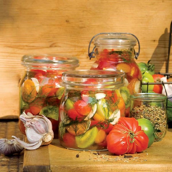 Tomates à l'ail pour l'hiver, recettes. La récolte des tomates à l'ail pour l'hiver: une recette pour une cuisson rapide, sans stérilisation, salée sans baignade