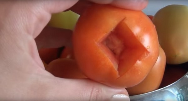 Tomates à l'ail pour l'hiver, recettes. La récolte des tomates à l'ail pour l'hiver: une recette pour une cuisson rapide, sans stérilisation, salée sans baignade