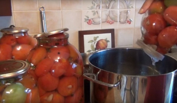 Tomates à l'ail pour l'hiver, recettes. La récolte des tomates à l'ail pour l'hiver: une recette pour une cuisson rapide, sans stérilisation, salée sans baignade
