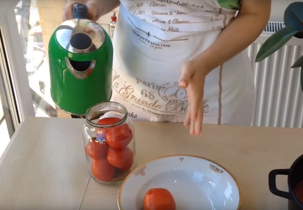 Tomates dans leur propre jus pour l'hiver, recettes avec des photos