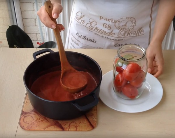Tomates dans leur propre jus pour l'hiver, recettes avec des photos