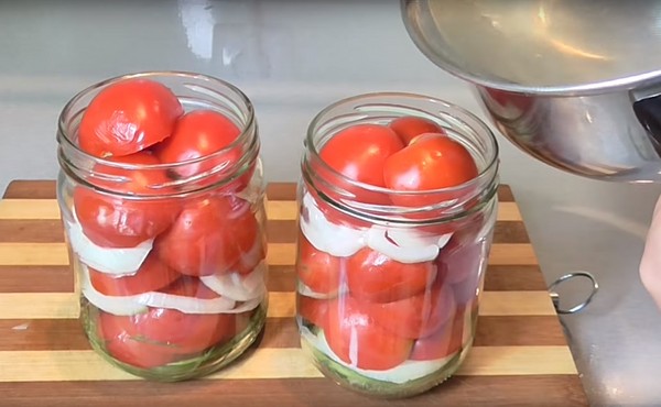 Tomates en gélatine pour l'hiver - recettes avec des oignons, sans stérilisation. Tomates marinés récoltées en gélatine pour l'hiver