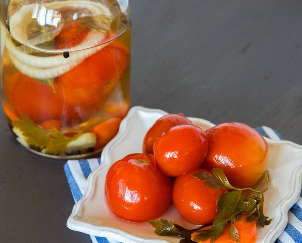 Tomates en gélatine pour l'hiver - recettes avec des oignons, sans stérilisation. Tomates marinés récoltées en gélatine pour l'hiver