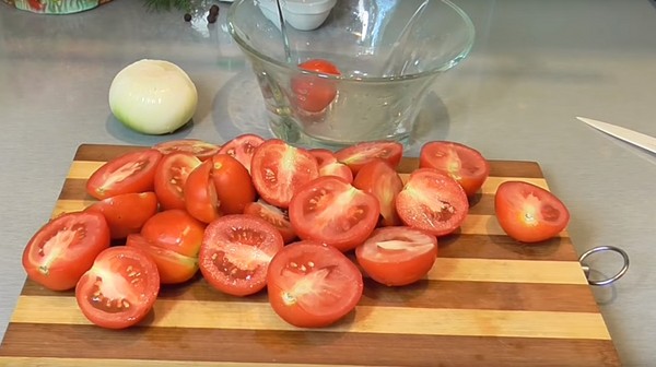 Tomates en gélatine pour l'hiver - recettes avec des oignons, sans stérilisation. Tomates marinés récoltées en gélatine pour l'hiver