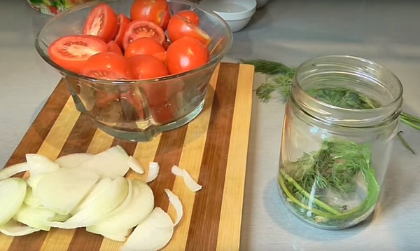 Tomates en gélatine pour l'hiver - recettes avec des oignons, sans stérilisation. Tomates marinés récoltées en gélatine pour l'hiver