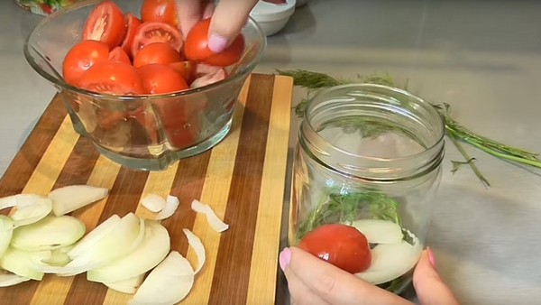 Tomates en gélatine pour l'hiver - recettes avec des oignons, sans stérilisation. Tomates marinés récoltées en gélatine pour l'hiver